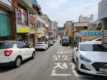 어린이보호구역 불법 주정차 차량. 부산일보DB
