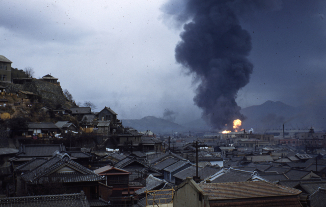 1952년 부산 동구 초량동에서 발생한 화재 모습입니데이. 이 때는 마 