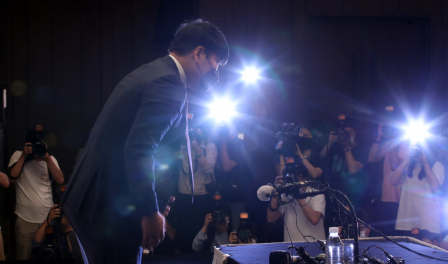 국내 프로야구 복귀를 추진 중인 전 메이저리거 강정호가 23일 오후 서울 마포구 상암동의 한 호텔에서 사과 기자회견을 마친 뒤 고개 숙여 인사하고 있다. 지난 5일 귀국한 강정호는 2주간 자가격리를 마쳤다. 강정호는 이날 기자회견에서 음주운전 관련 논란 등에 대해 입장을 밝혔다. 연합뉴스