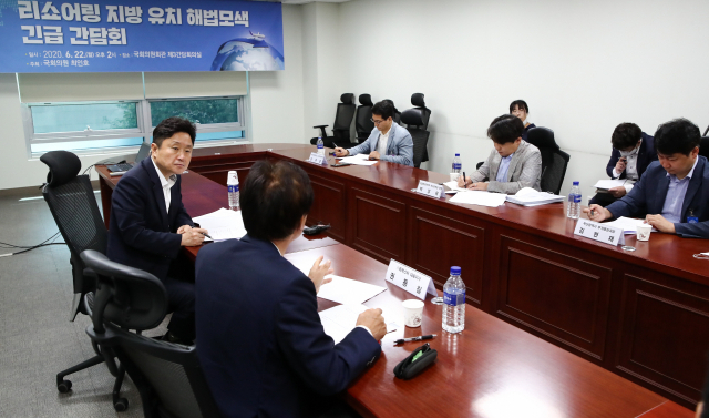 지난 22일 국회 의원회관 제3간담회의실에서 더불어민주당 최인호 의원 주최로 ‘리쇼어링 지방 유치 해법모색 긴급 간담회’가 열리고 있다. 김종호 기자 kimjh@