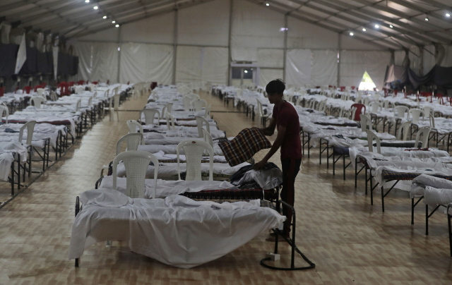 코로나19 확진자를 위한 인도 뭄바이의 임시 격리시설. AP·연합뉴스