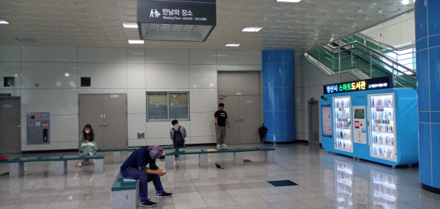 부산도시철도 2호선 양산역에 설치된 무인 스마트 도서관인 U-도서관이 다음 달 1일부터 본격적으로 운영에 들어간다. 양산시 제공