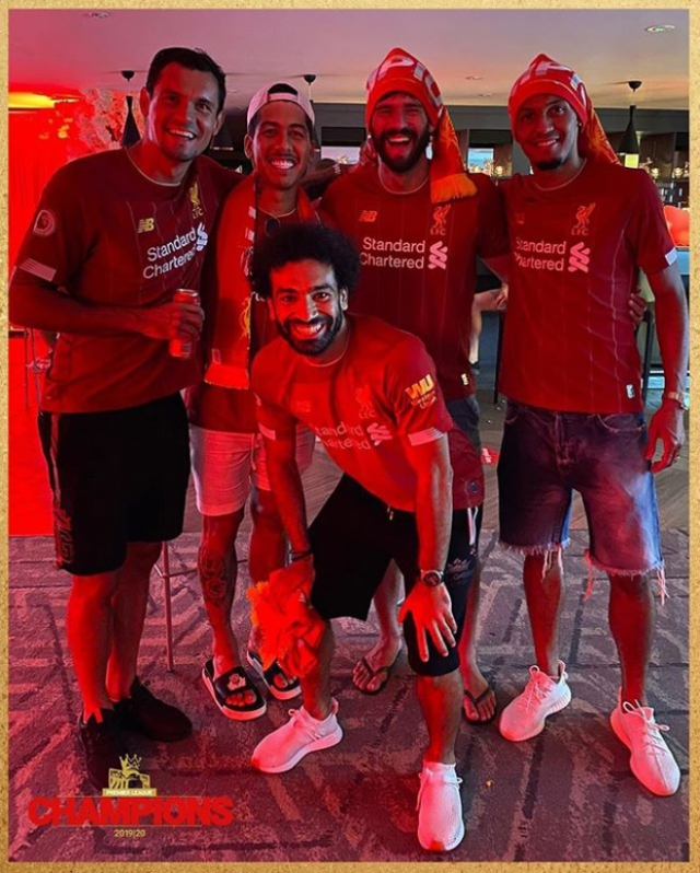 함께 우승 자축하는 리버풀 선수들. 리버풀 공식 SNS 제공
