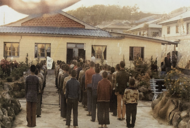 형제복지원 식당 앞에서 순서를 기다리고 있는 아동들. 형제복지원 운영자료집