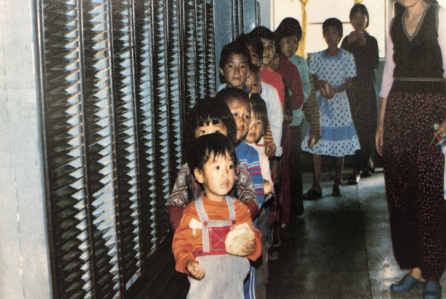 형제복지원에서 빵 배식을 기다리고 있는 아동들. 형제복지원 운영자료집