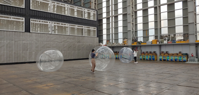 신은주무용단이 한국문화예술위원회 ‘공연 예술 중장기창작지원’ 작품으로 선정된 ‘내 안의 물고기’ 리서치 아카이브전을 지난달 27일 영도 거청조선소에서 개최했다.