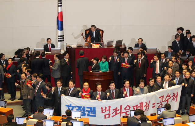 2019년 12월 30일 국회 본회의장에서 고위공직자범죄수사처법(공수처법) 표결을 앞두고 당시 문희상 국회의장이 개의를 선언하고 있다. 부산일보DB