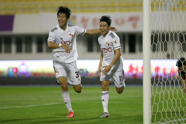 부산아이파크 이동준(오른쪽) 4일 강릉종합운동장에서 열린 K리그1 10라운드 강원FC와 원정 경기에서 자신의 시즌 1호 골을 터트린 후 기뻐하고 있다. 부산아이파크 제공