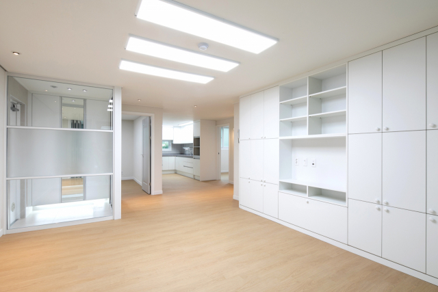 ‘위즈맘 그룹홈’ 거실을 리모델링하기 전(위)과 후. 부산건축제조직위원회 제공