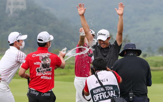부산 출신 이지훈이 5일 경남 창원시 아라미르골프앤리조트에서 열린 2020 KPGA 코리안투어 개막전 우성종합건설 아라미르CC 부산경남오픈 마지막 날 연장전에서 버디를 잡으며 우승을 확정 지은 직후 동료 선수들의 축하 물세례를 받고 있다. 윤민호 프리랜서 yunmino@