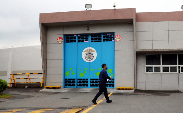법무부는 부산구치소 30대 재소자 사망 사건과 관련해 주말·야간 의료 공백 등을 개선할 대책을 내놓았다. 부산구치소 수용동 정문. 부산일보DB