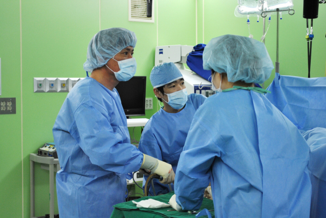 김인환 병원장이 고난도 수술인 인공관절 재치환술(과거에 수술했던 인공관절을 교체하는 수술)을 집도하고 있다. 부산고려병원 제공