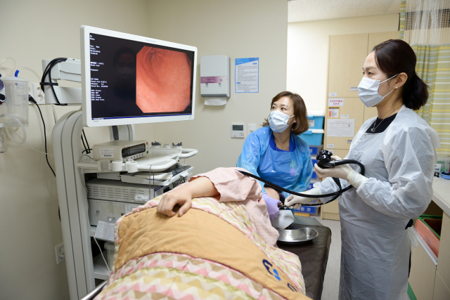 건강증진센터에서 위내시경 검사를 하는 모습. 동아대병원 제공