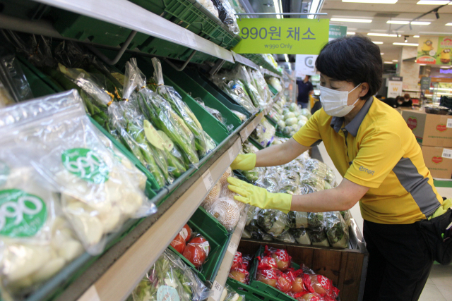 이마트 문현점 1층 농산매장 ‘990원 코너’에서 직원이 상품을 진열하고 있다. 이마트 제공
