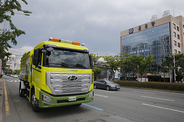 부산환경공단 도로 먼지흡입차량의 모습. 부산환경공단 제공.