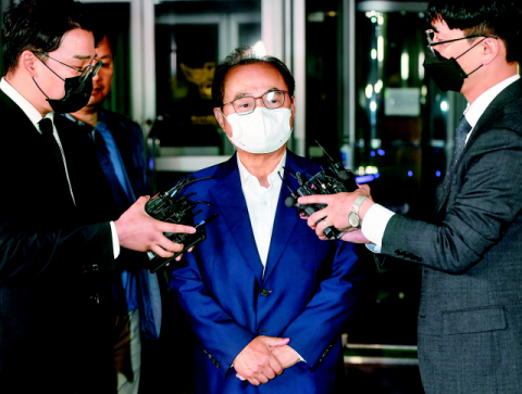 경찰 조사를 받기 위해 소환된 오거돈 전 부산시장이 지난 5월 22일 오후 부산 경찰청에서 소환조사를 마친 뒤 청사를 나서며 기자들의 질문을 받고 있다. 김경현 기자 view@
