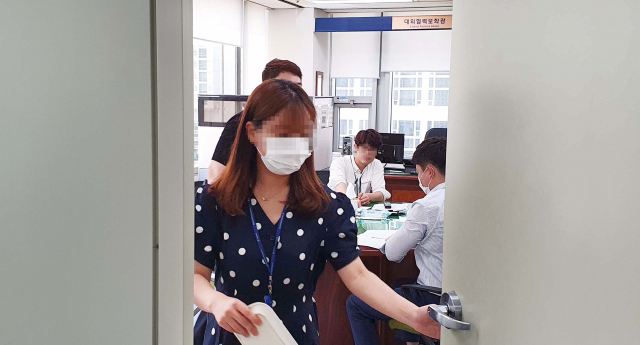 부산경찰청이 7일 오전 부산시청 8층 신진구 대외협력보좌관과 장형철 전 정책수석보좌관 사무실을 압수수색했다. 강원태 기자 wkang@