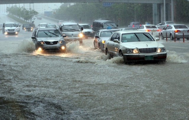 2009년 7월 7일 비가 억수로 내리면서 이렇게 센텀시티도 침수를 피할 수 없었습니더. 부산일보DB