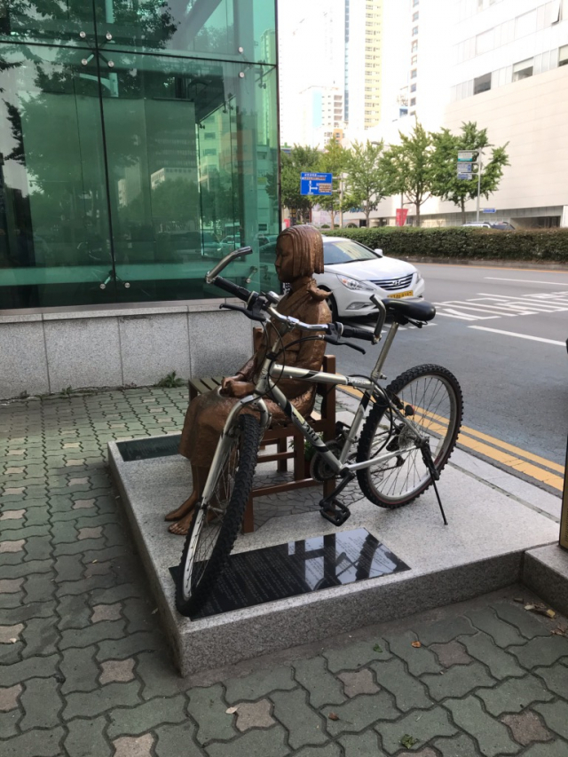 8일 오후 5시 20분께 부산 동구 초량동 평화의 소녀상에 누군가가 자전거를 묶어두고 간 모습. 박혜랑 기자 rang@