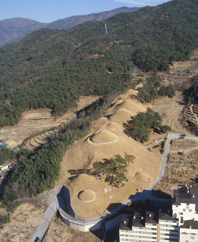 경남 양산 북정리 고분군 주변 성황산에서 발견된 삼국시대 무덤(위)과 북정리 고분군 전경. 양산시 제공