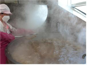 부산의 한 초등학교 급식 조리실 모습. 전국학교비정규직노조 제공