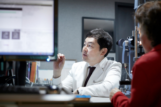 환자와 충분한 상담을 거친 후 수술 방법을 결정해야 최선의 결과를 얻을 수 있다. 박효순 원장이 환자와 상담하고 있다. 누네빛안과 제공