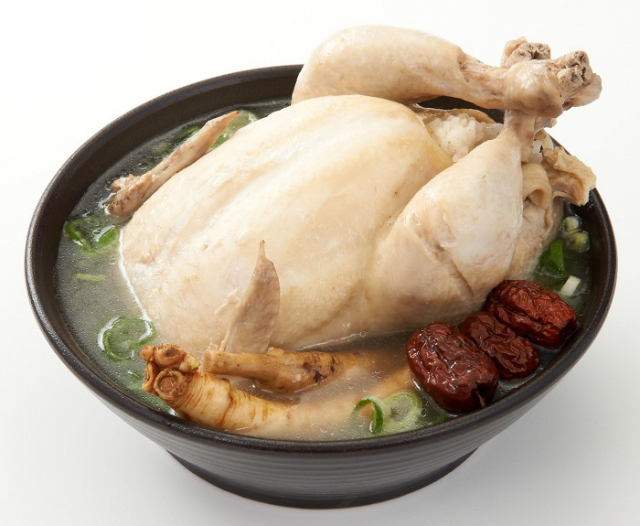 삼계탕은 성질이 따뜻한 인삼과 닭으로 여름철 부족해진 기운을 채우고 소화기관을 따뜻하게 보호하려는 조상들의 이열치열 지혜가 담긴 음식이다. 부산일보 DB