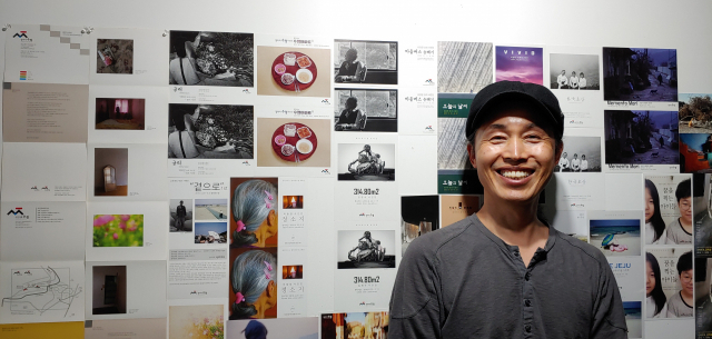 윤창수 대표가 자신이 만들어 올해 3주년이 된 ‘갤러리수정’에서 활짝 웃고 있다.