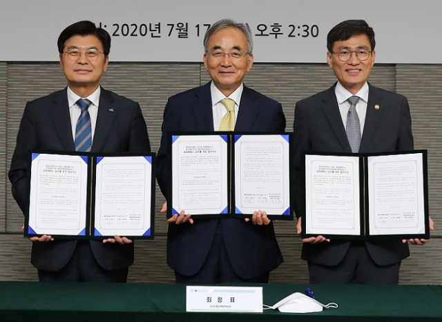 행정중심복합도시건설청 이문기 청장(오른쪽)과 세종시 이춘희 시장(왼쪽), KDI국제정책대학원 최정표 총장이 17일 KDI대학원 엠버서더홀에서 공동캠퍼스 입주를 위한 합의각서(MOA)를 체결했다. 행복청 제공