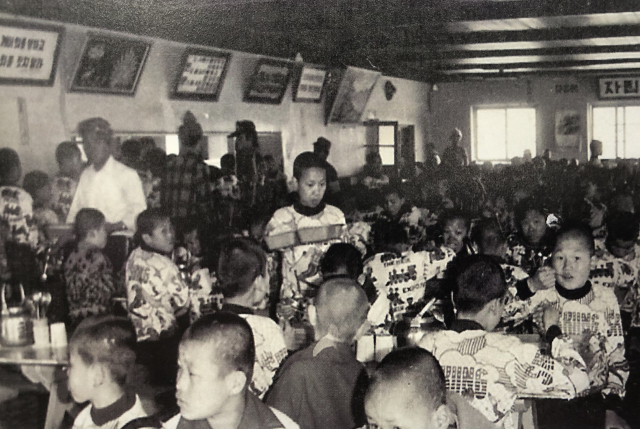 형제복지원 식당에서 밥을 먹고 있는 아이들. 형제복지원 운영자료집