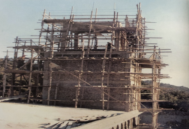 형제복지원 내 교회당(새마음교회) 종탑 건설 현장. 형제복지원 운영자료집