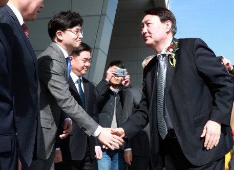 윤석열 검찰총장이 올해 2월 부산고등·지방 법원을 찾아 한동훈 당시 부산고검 차장검사와 악수를 하고 있다. 연합뉴스.
