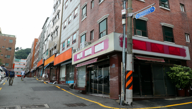 부산시와 부산도시재생지원센터가 부산 서구 완월동 폐쇄와 관련해 재생 방향을 논의하기 위한 ‘시민참여단’을 27일부터 모집할 예정이다. 완월동 일대 모습. 정종회 기자 jjh@
