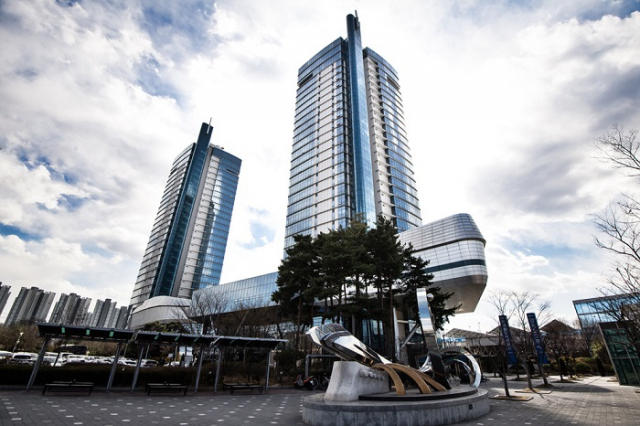 정부가 오는 2022년까지 공공기관에서 일자리를 2만 6000개 더 만들 예정이라고 밝혔다. 사진은 코레일과 한국철도시설공단 본사 전경.