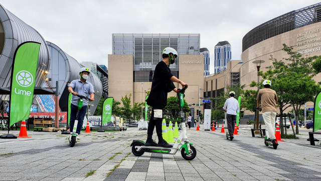 글로벌 전동킥보드 공유 업체 '라임'이 허술한 면허증 인증 시스템 탓에 무면허 주행을 부추긴다는 지적이 나온다. 라임사가 지난 4일 오후 부산 해운대구 센텀시티에서 안전교육을 실시하고 있는 모습. 라임코리아 제공
