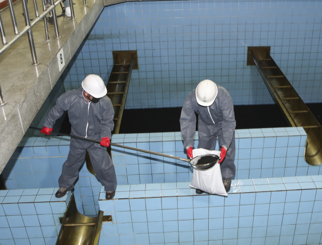부산에서도 수돗물 유충 의심 신고가 접수된 가운데 21일 오후 김해시 대동면 덕산정수장에서 관계자들이 여과지 활성탄 검체 채취 작업을 하고 있다. 연합뉴스