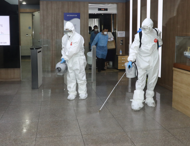 23일 오후 부산 영도구 보건소 직원들이 코로나19 확진자가 발생한 선박수리업체에서 방역을 하고 있다. 이날 확진자는 부산항에 정박 중인 러시아 선박에서 작업한 것으로 밝혀졌다. 해당 선박 선원 가운데 확진자가 확인된다면 선박 내 감염이 지역사회로 전파된 첫 사례가 된다. 정종회 기자 jjh@