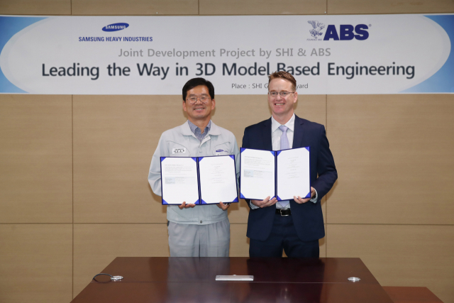 삼성중공업이 설계부터 생산까지 최신 디지털 기술로 구현되는 스마트조선소 전환에 한 발 더 다가선다. 정호현 삼성중공업 기술개발본부장(왼쪽)과 대런 레스코스키 ABS 사업개발 임원이 3D 모델 기반 설계 프로세스 구축을 기념하는 행사에 참석해 기념촬영을 하고 있다. 삼성중공업 제공