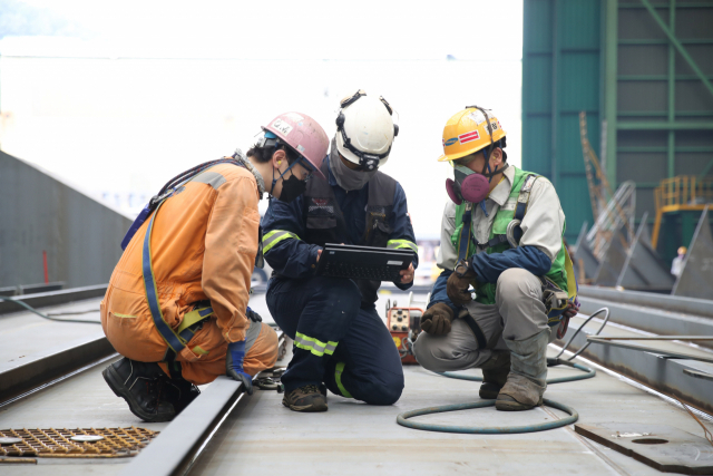 선급 검사원이 실제 작업 현장에서 종이 도면 없이 모바일 기기를 통해 설계 도면을 확인하고 있는 모습. 삼성중공업 제공