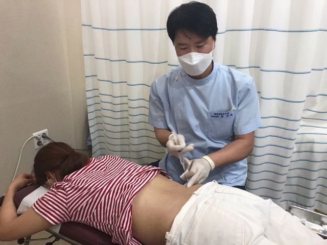 약물이나 물리치료를 해도 6개월 이상 허리통증이 계속되면 인대강화치료가 도움이 된다. 한빛프롤로의원 제공