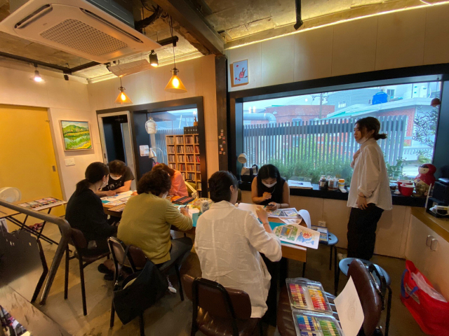 지난 23일 ‘비온후’에서 열린 ‘2060 취향 공유 살롱’ 3주 차 모임에서 참가자들이 여행에 대한 기억을 그림으로 표현하고 있다. 비온후 제공