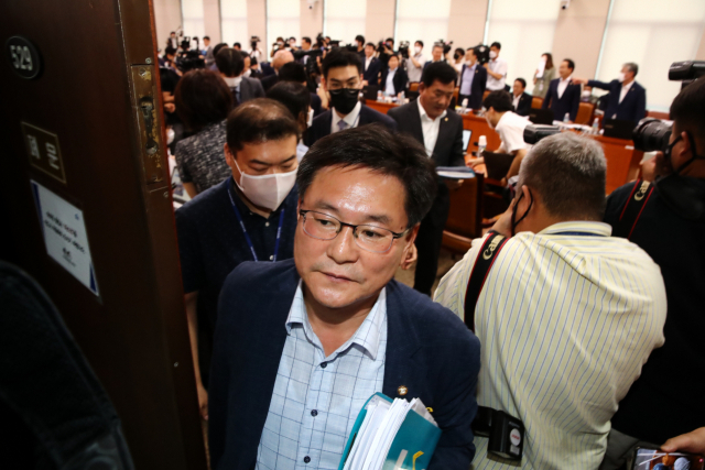 이헌승 의원 등 미래통합당 의원들이 28일 오후 국회 국토교통위원회 전체회의에서 회의 진행에 항의하며 퇴장하고 있다. 김종호 기자 kimjh@