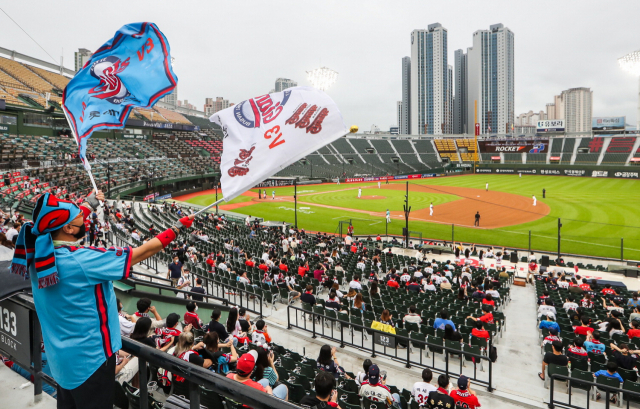 28일 올 시즌 처음으로 관중 입장이 허용된 사직야구장에서 열린 롯데 자이언츠와 NC 다이노스의 경기에서 관중들이 열띤 응원을 펼치고 있다. 윤민호 프리랜서 yunmino@