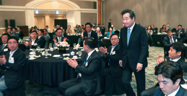 더불어민주당 당대표에 출마한 이낙연 의원이 28일 부산 롯데호텔에서 열린 ‘부산일보CEO아카데미·해양CEO아카데미 조찬 강연회’에서 강연을 위해 무대로 나가고 있다. 정대현 기자 jhyun@