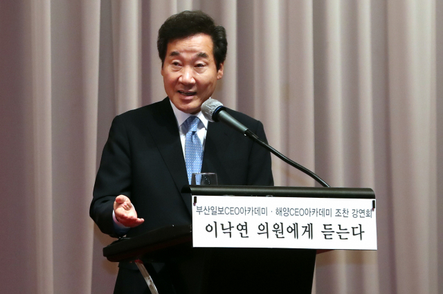 더불어민주당 이낙연 의원이 28일 부산 롯데호텔에서 열린 부산일보 CEO아카데미·해양 CEO아카데미 조찬 강연회에서 지역현안에 대해 의견을 밝히고 있다. 정대현 기자 jhyun@