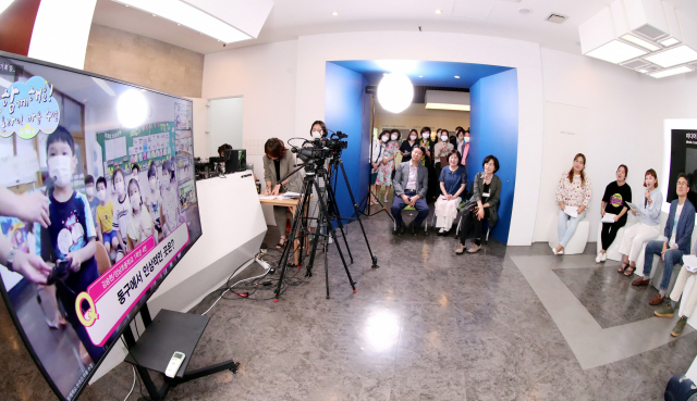 부산 최초의 온·오프라인 혼합형 학습 형태의 마을수업이 29일 오전 부산일보사 신문전시관에서 열렸다. 이번 행사는 부산 남부교육지원청과 동구청이 공동 기획했다. 강원태 기자 wkang@