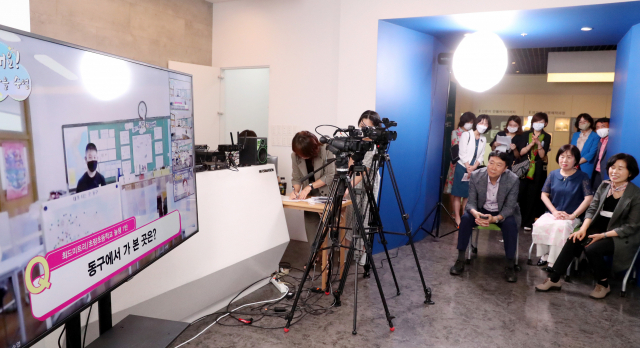 부산 동구 부산일보사 2층 신문전시관에서 29일 오전 부산 지역 최초의 온라인 마을수업이 진행됐다. 동구 지역 학교 5곳과 3개 기관이 원격으로 연결된 온·오프라인 혼합형 학습 형태다. 강원태 기자 wkang@