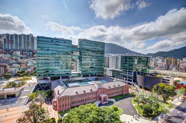 22만 명의 막강한 동문을 자랑으로 내세우는 동아대가 개교 100주년을 앞두고 발전기금 모금 캠페인을 순조롭게 진행하고 있다. 동아대 부민캠퍼스 전경. 동아대 제공