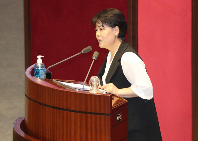 미래통합당 윤희숙 의원이 지난달 30일 국회 본회의에서 전월세상한제와 계약갱신청구권을 도입하는 내용의 주택임대차보호법 등이 통과된 뒤 5분 자유발언을 통해 우려를 표명하고 있다. 연합뉴스