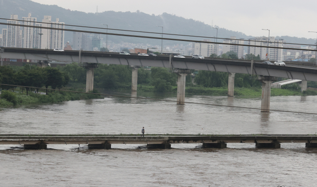 밤사이 수도권 강우로 3일 오전 서울 동부간선도로 성동교 부근 중랑천 수위가 상승한 모습을 보이고 있다. 연합뉴스